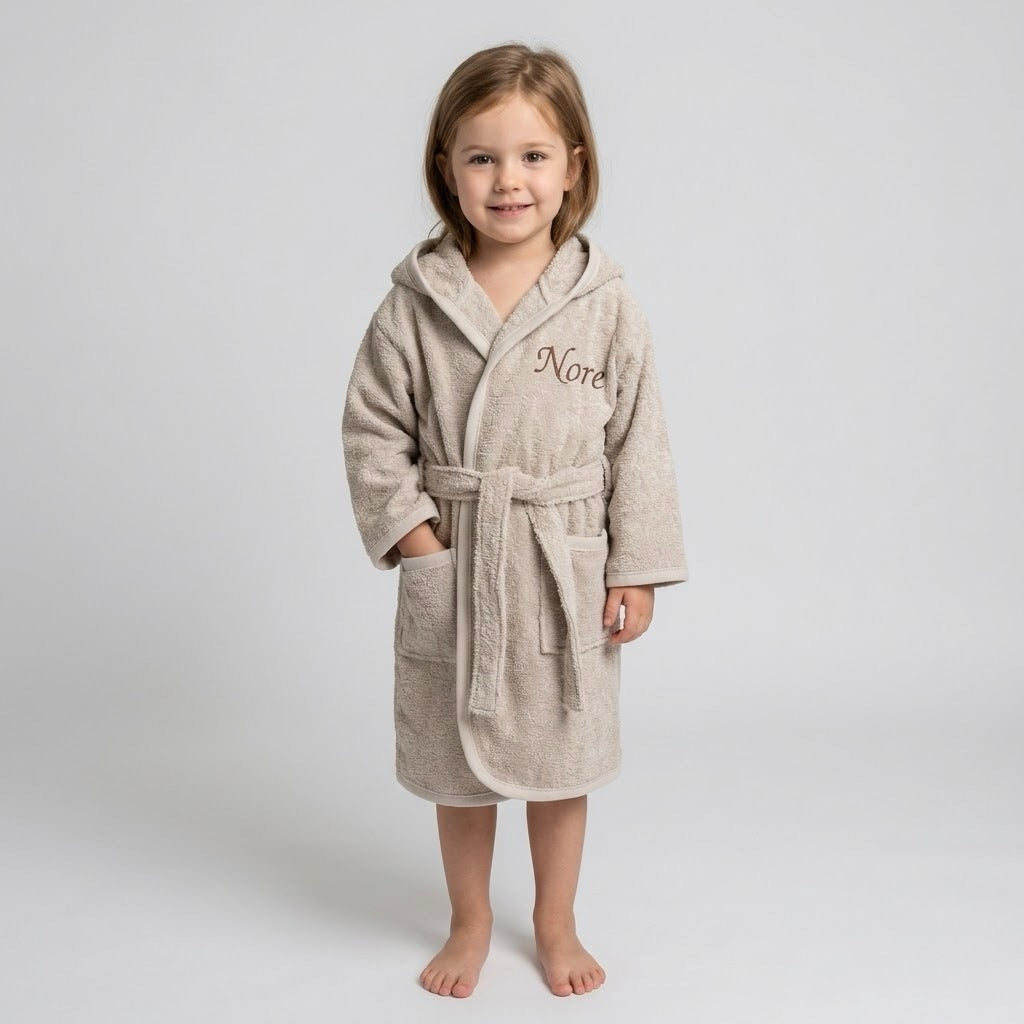 kind met badjas met naam