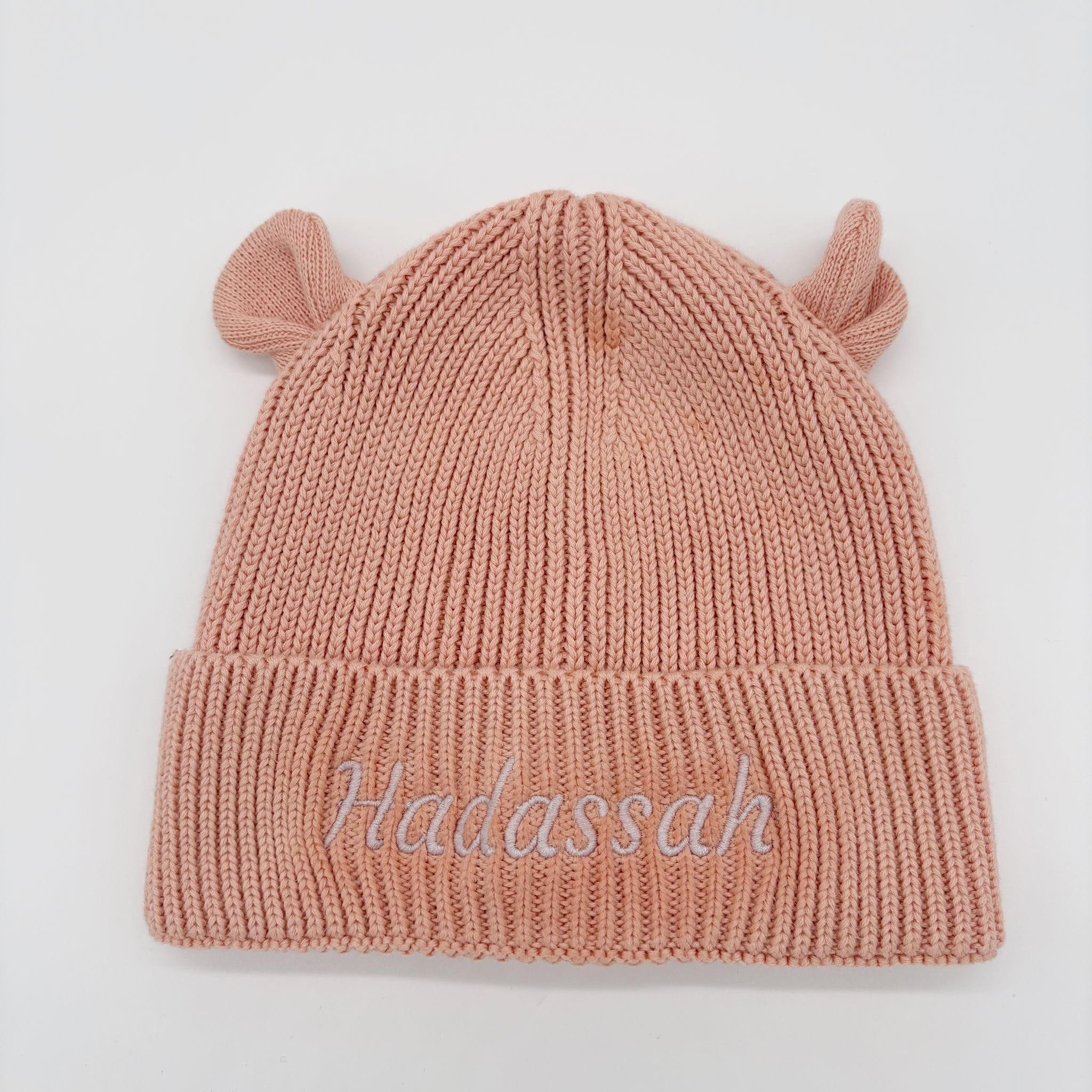 Zachte muts met naam voor baby en peuter, met schattige oortjes en geborduurde naam, verkrijgbaar in meerdere kleuren.