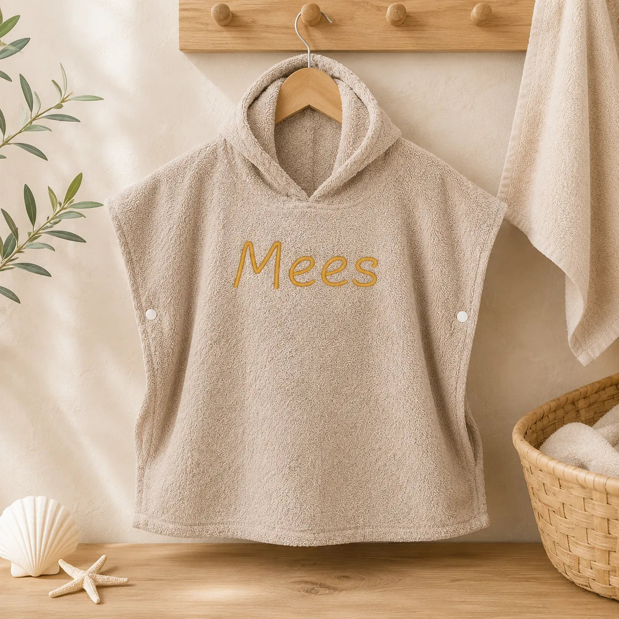 Cream: Luxe badponcho met naam van Turkse badstof in Cream met drukknoopjes met naam goud Mees