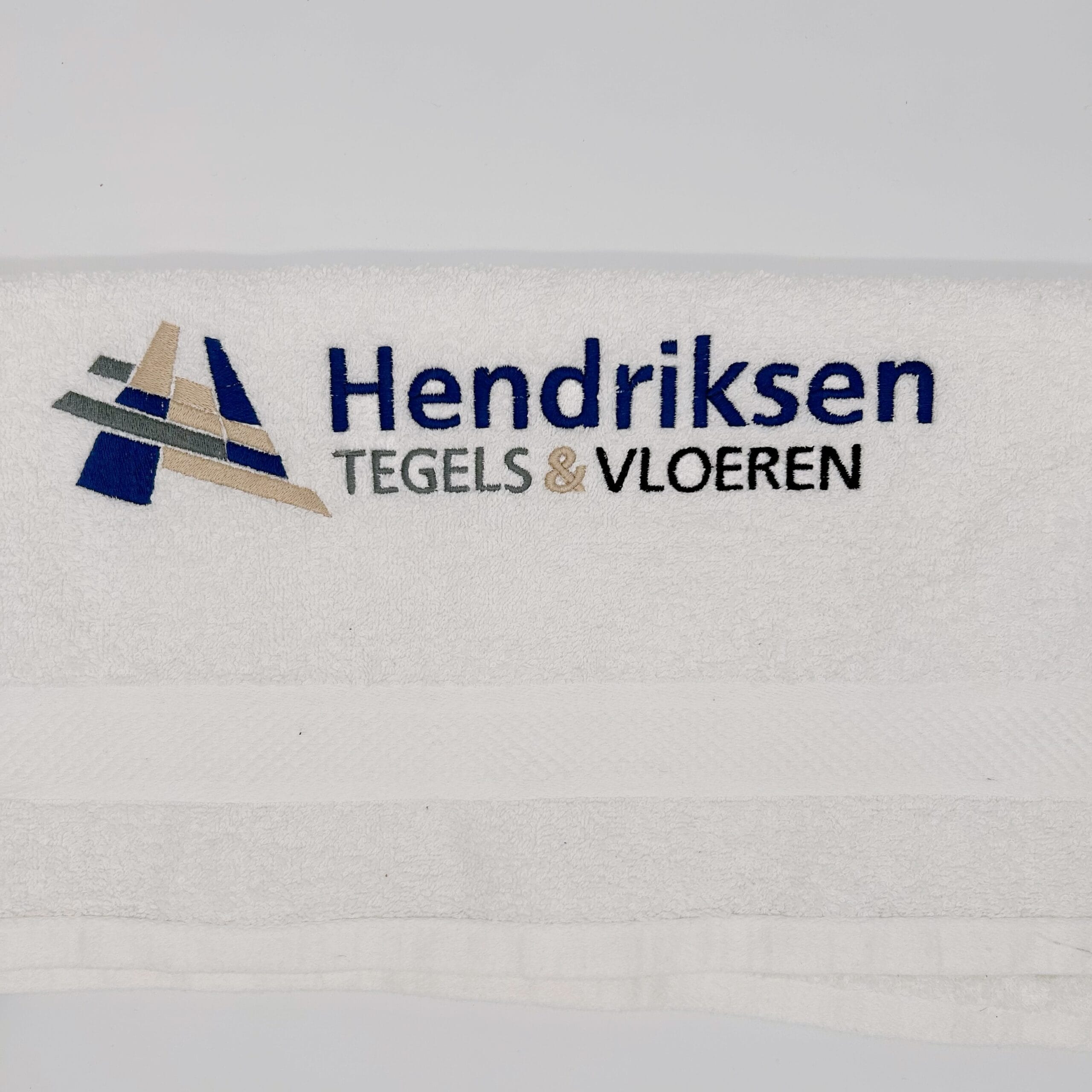 Handdoek met logo formaat 50x100 cm – gepersonaliseerd borduurwerk