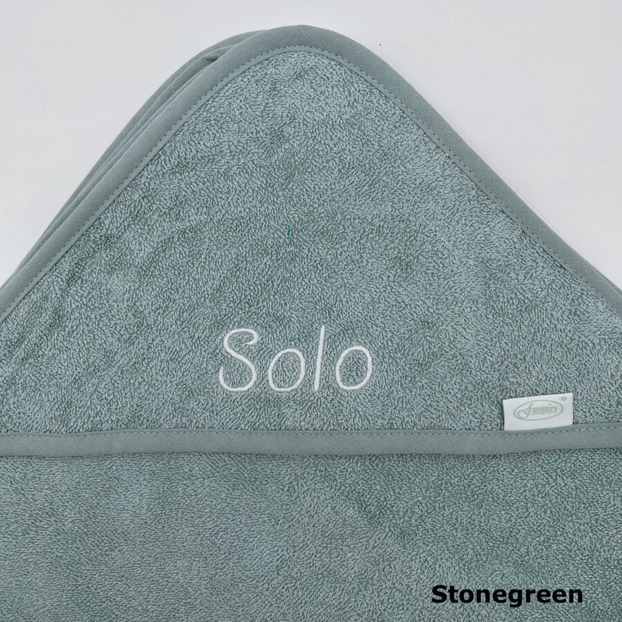 badcape stone green groen met naam in wit