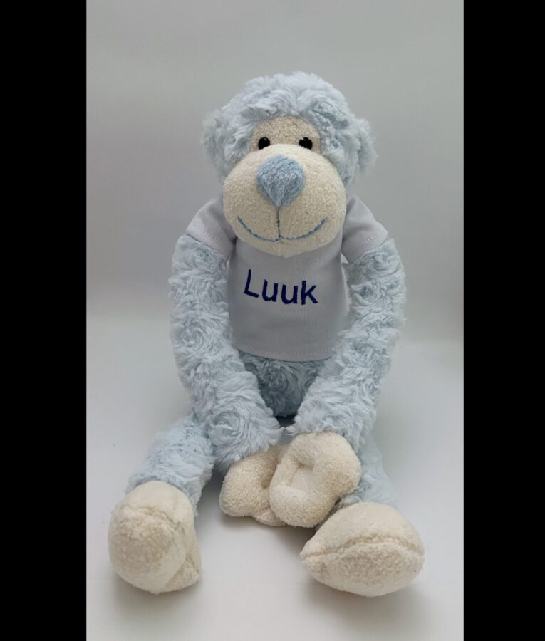 Knuffelaapje met naam als cadeau voor een baby
