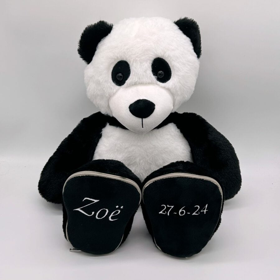 pandabeer zwart wit met naam en geboortedatum op zwarte voeten in wit