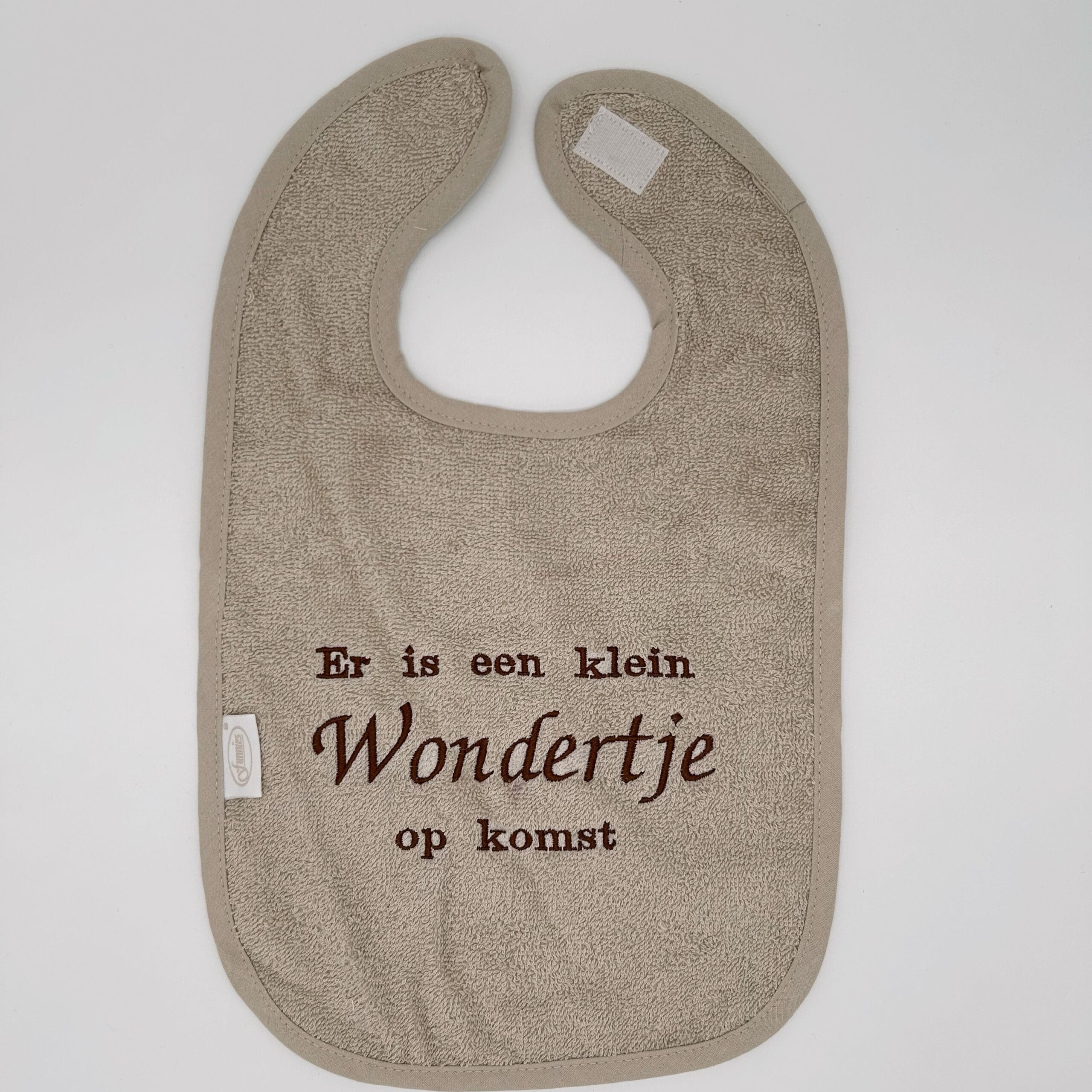 Persoonlijk kraamcadeau met slab en geborduurde naam voor baby