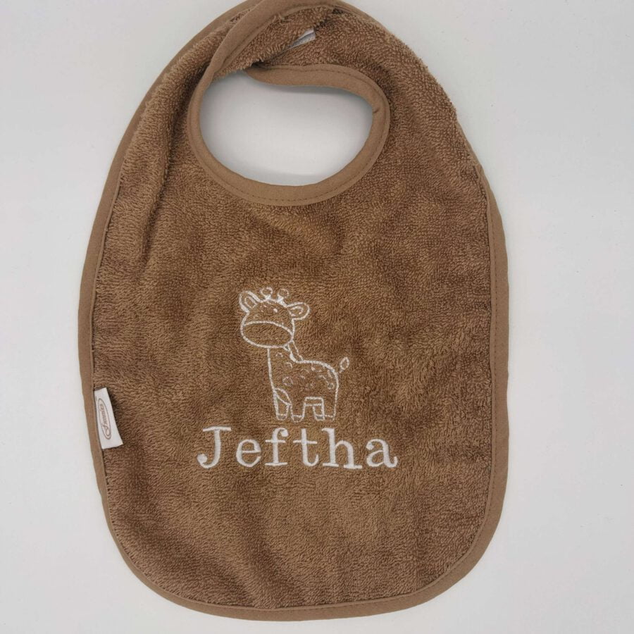 Persoonlijke slab met naam en borduring voor baby tijdens eten en drinken
