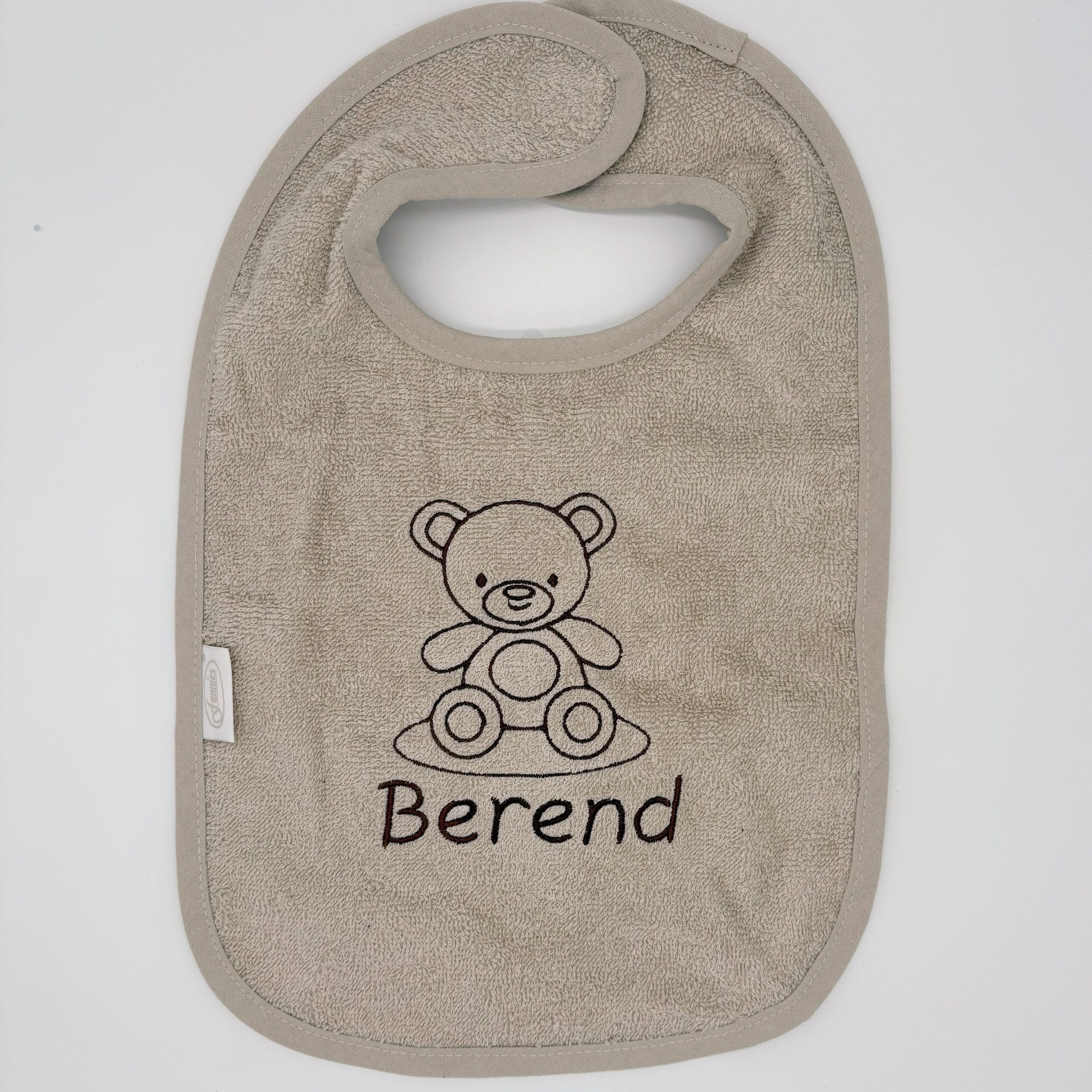 Slab met naam borduren in eigen lettertype en gekozen borduurkleur