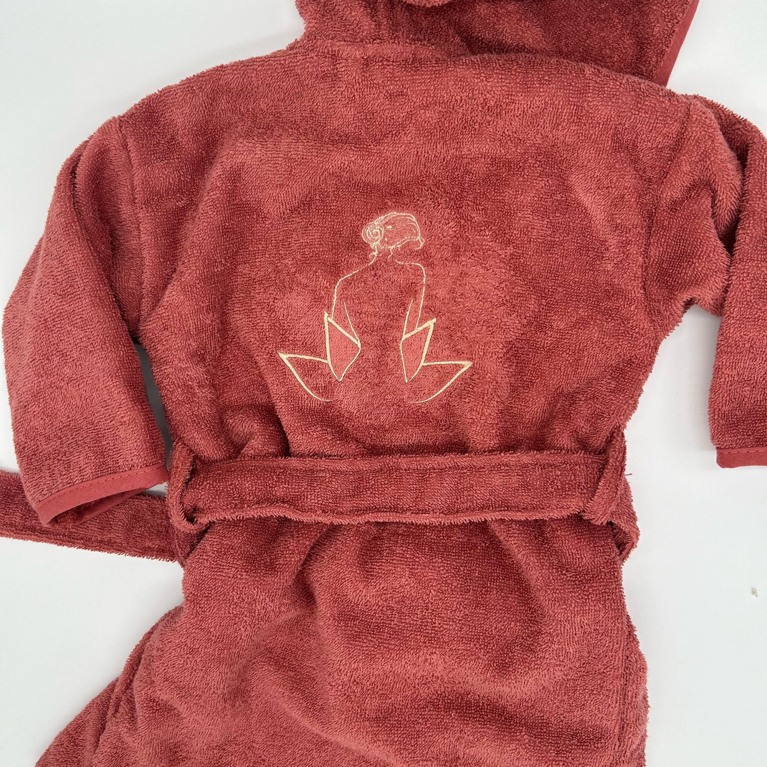 Badjas met naam geborduurd op de rug – verkrijgbaar in meerdere kleuren en maten – Rachels Borduurkado