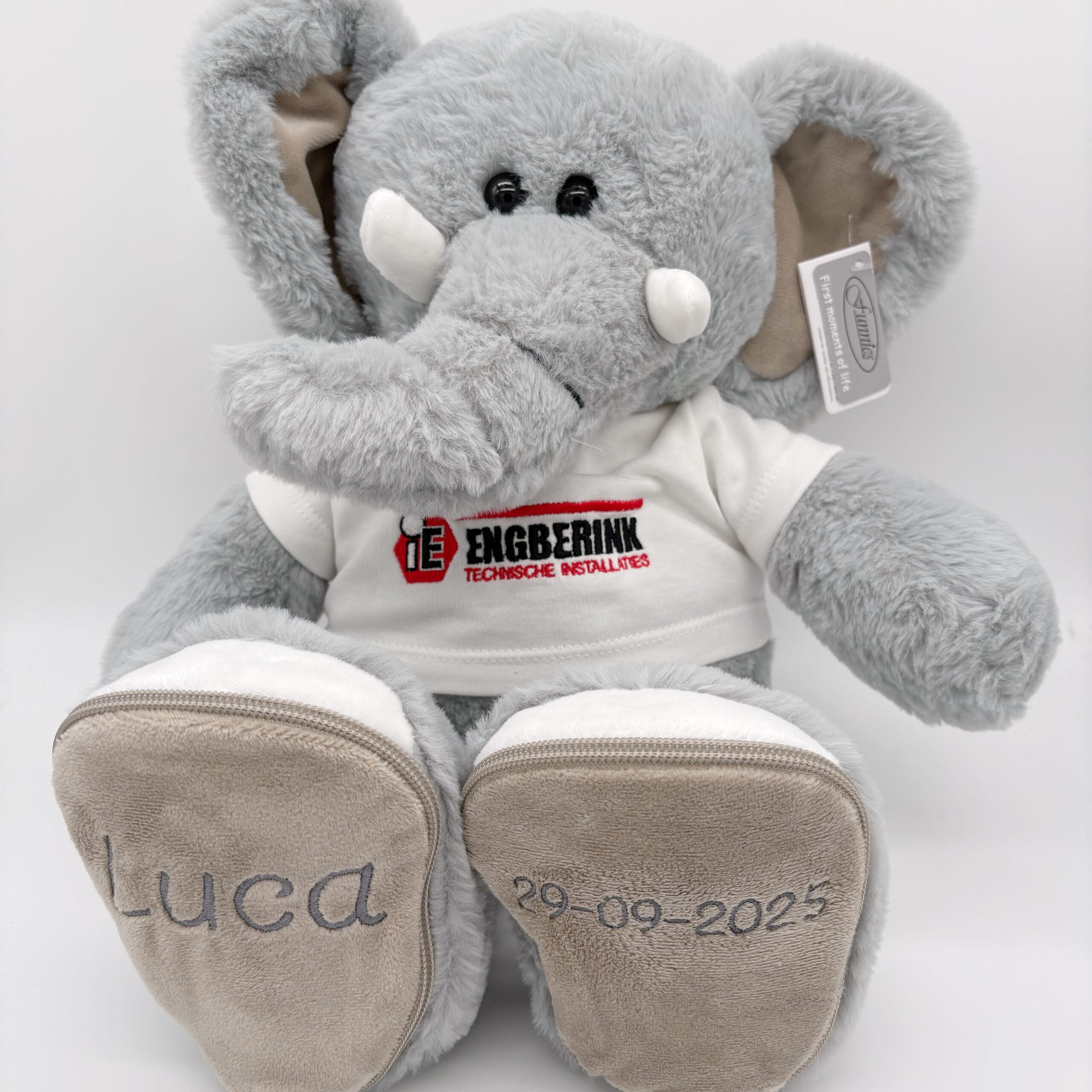 geboorteknuffel met logo. naam en geboortedatum op voetjes. olifant. 