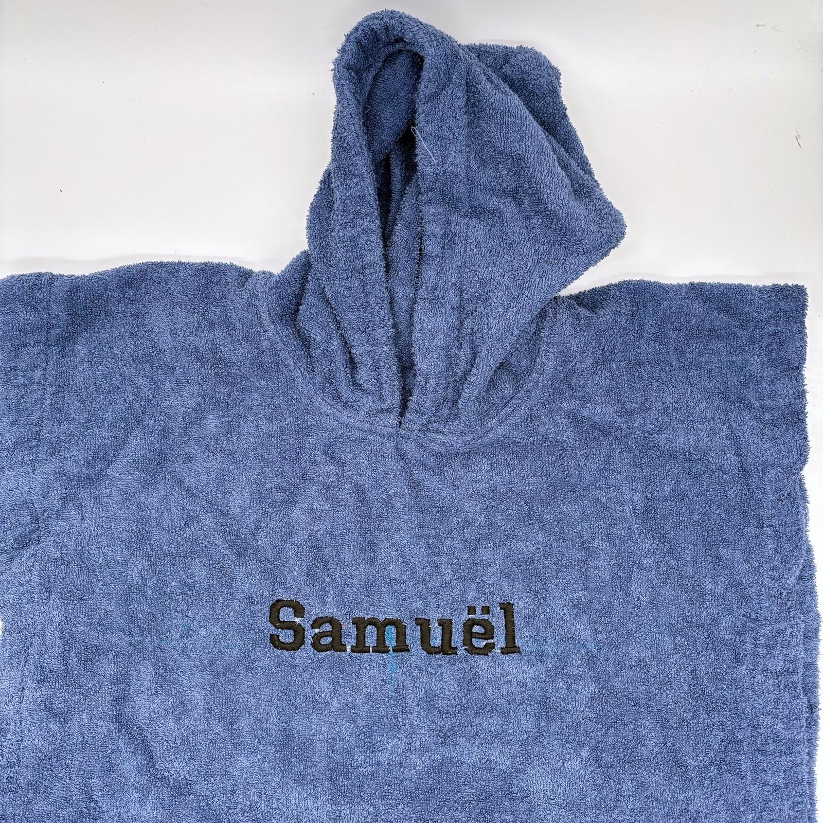 Gepersonaliseerde badponcho met naam geborduurd in kleur naar keuze