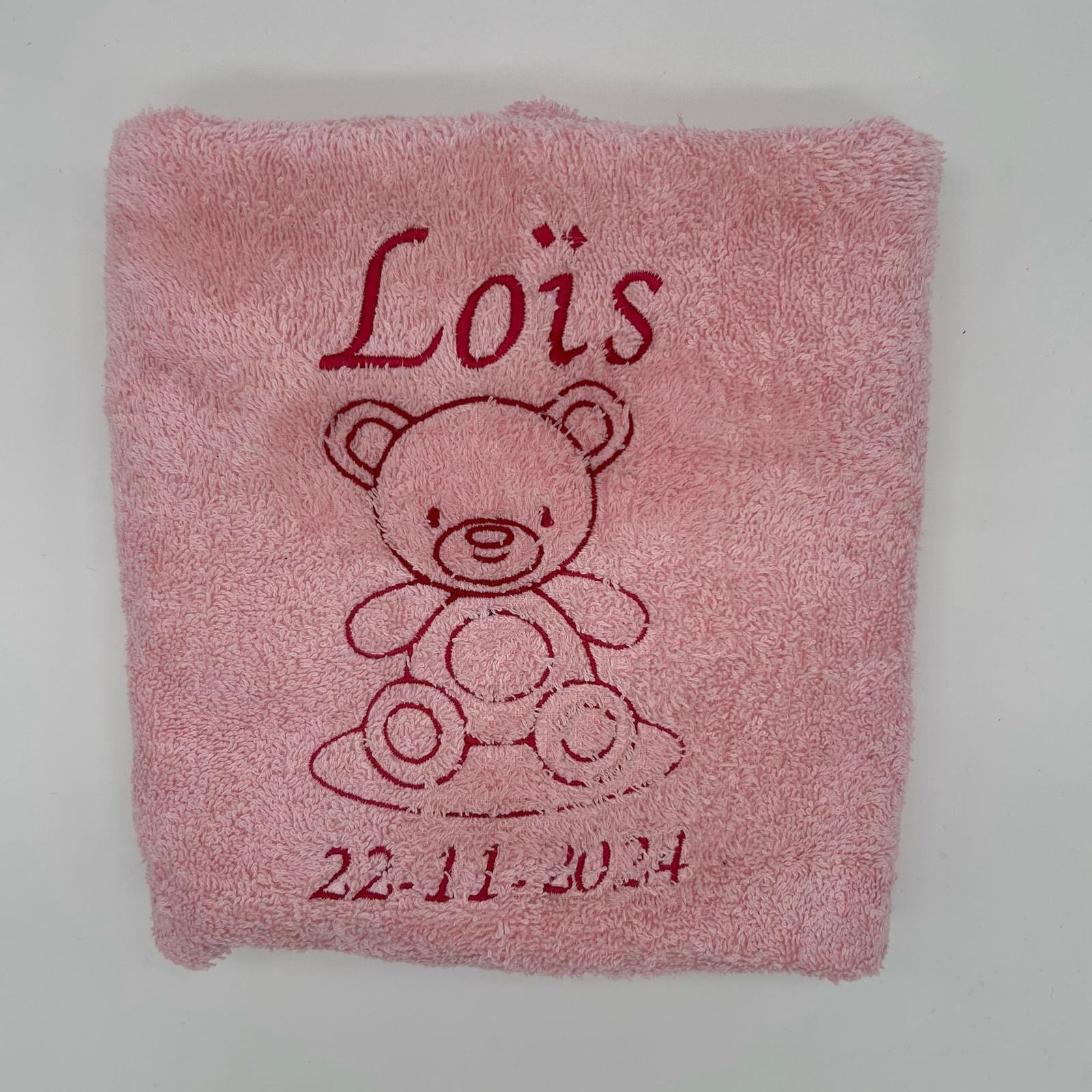 handdoek met naam en geboortedatum en lijntekening beer