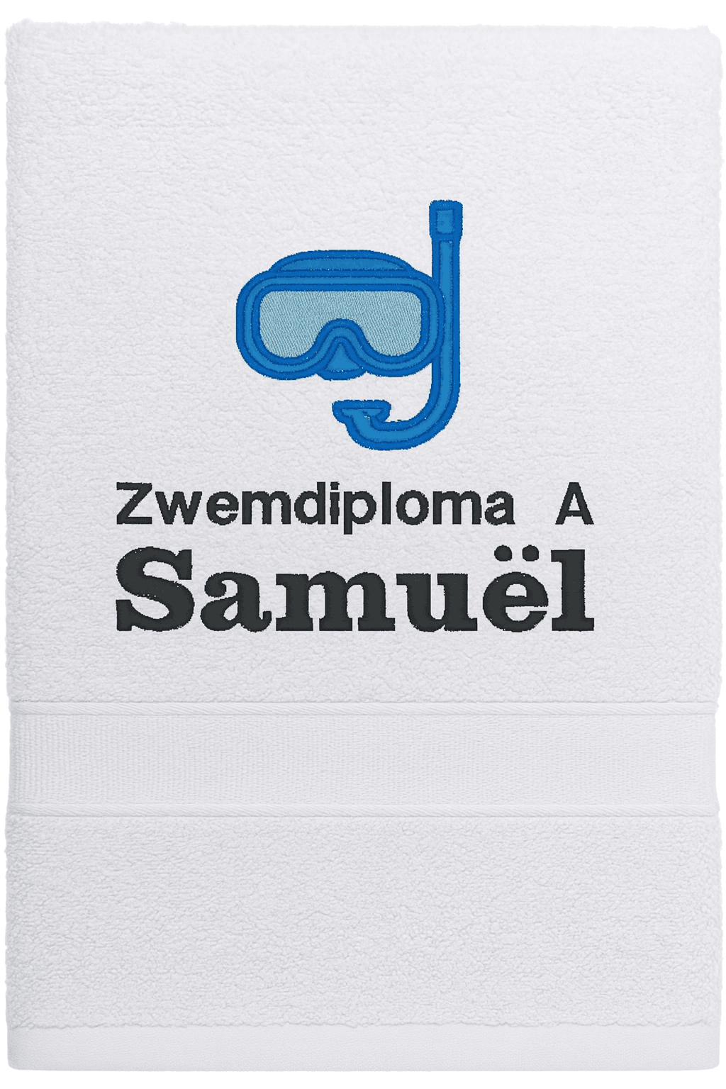 Witte handdoek met geborduurde snorkel en duikbril, Zwemdiploma A en de naam Samuël.