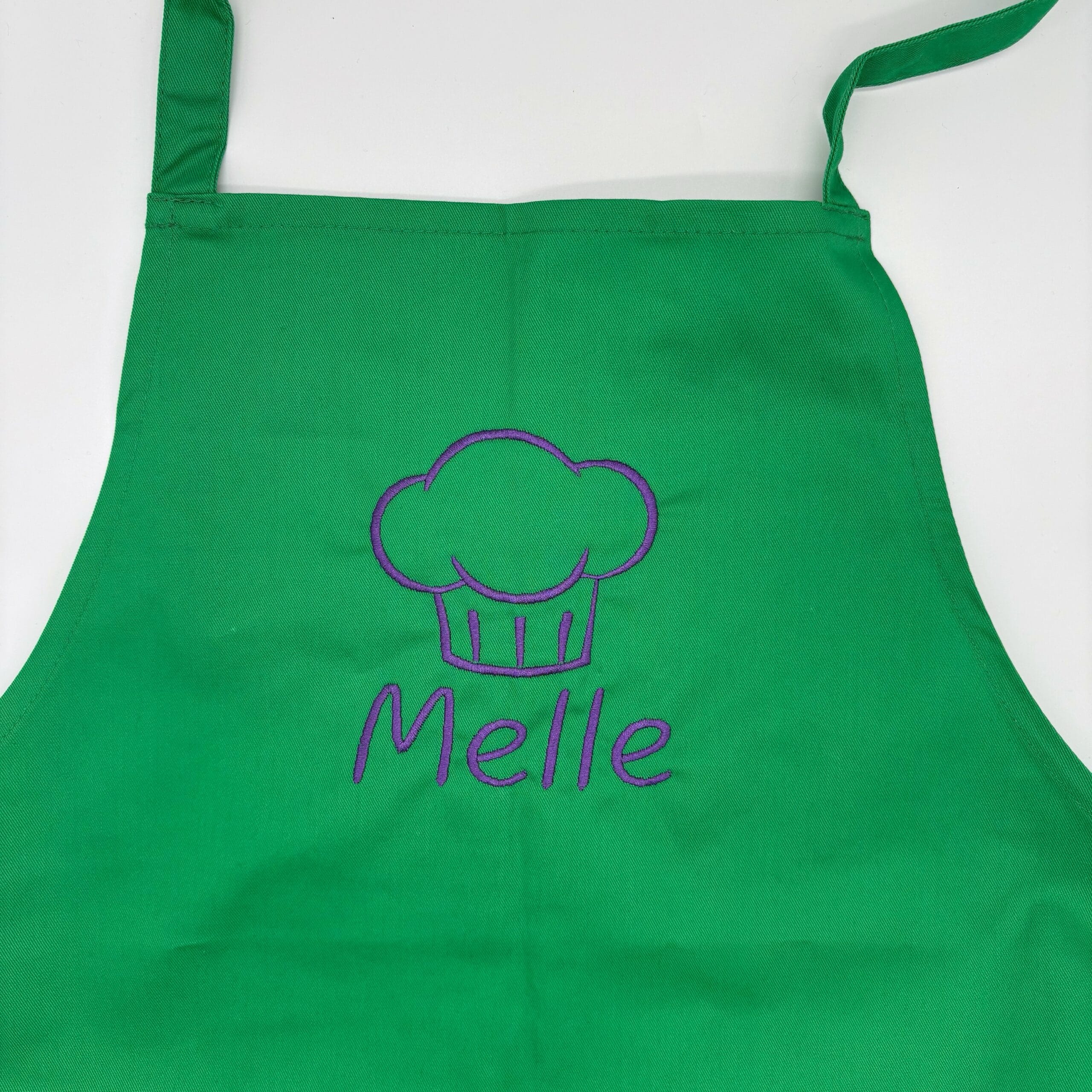 Lijntekening koksmuts op keukenschort kind met naam, voorbeeld van borduurontwerp