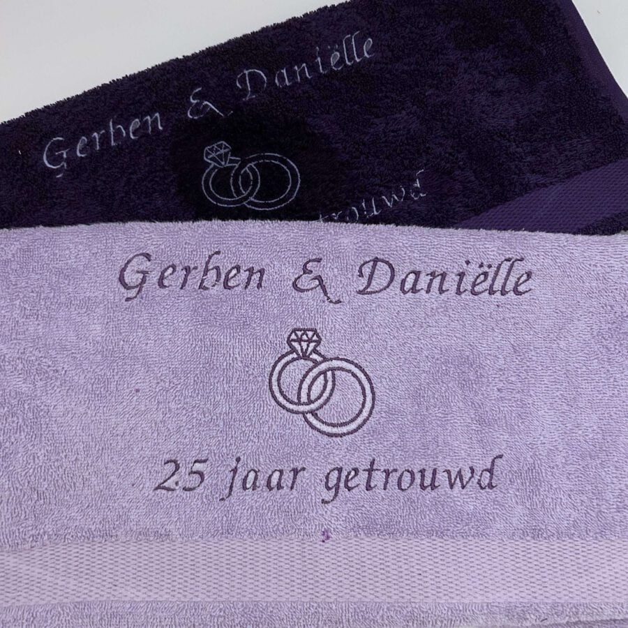 Badhanddoekenset 70x140 met geborduurde namen als persoonlijk huwelijkscadeau.
