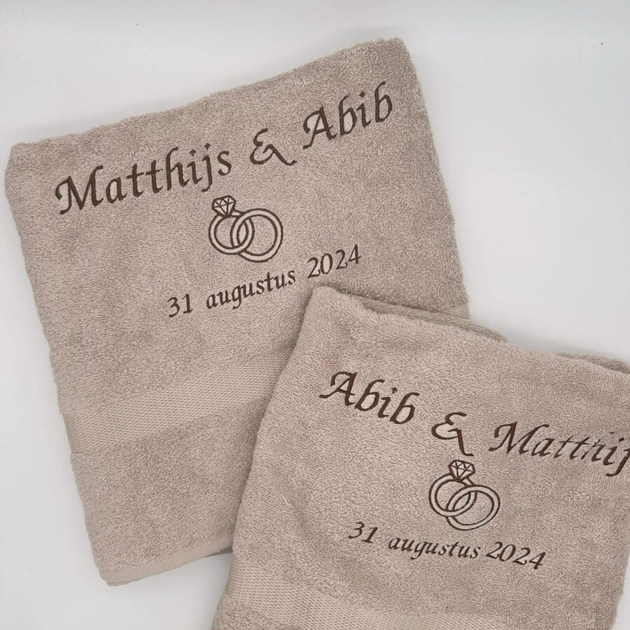 huwelijk handdoekenset cream met bruine letters en bruine ringen en bruine datum