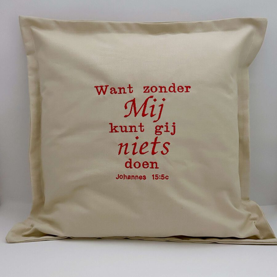 Kussen met Bijbeltekst en persoonlijke borduring als cadeau