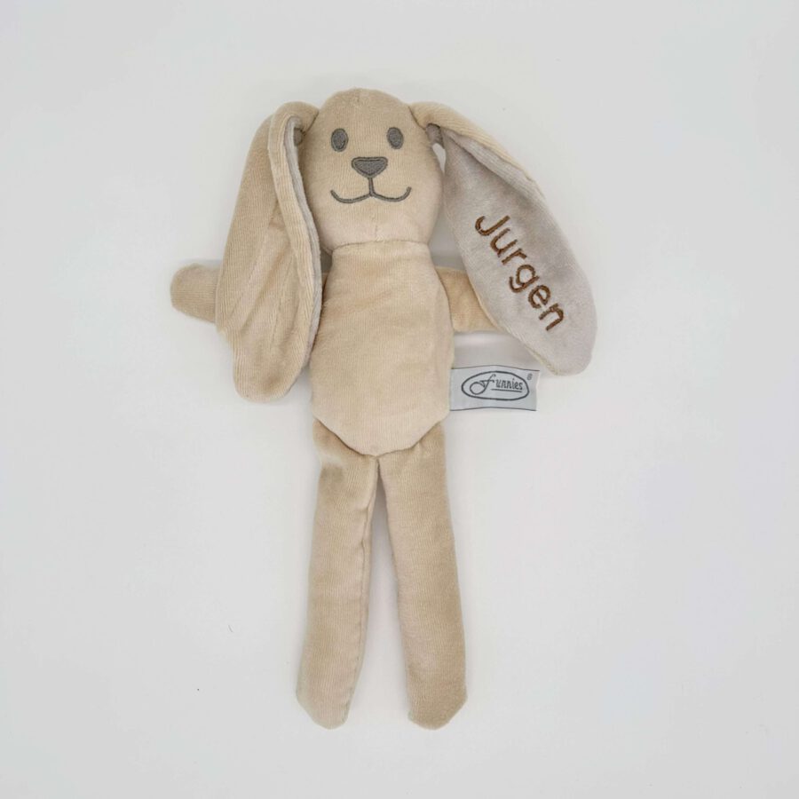 Knuffelkonijn met geborduurde naam op het oor