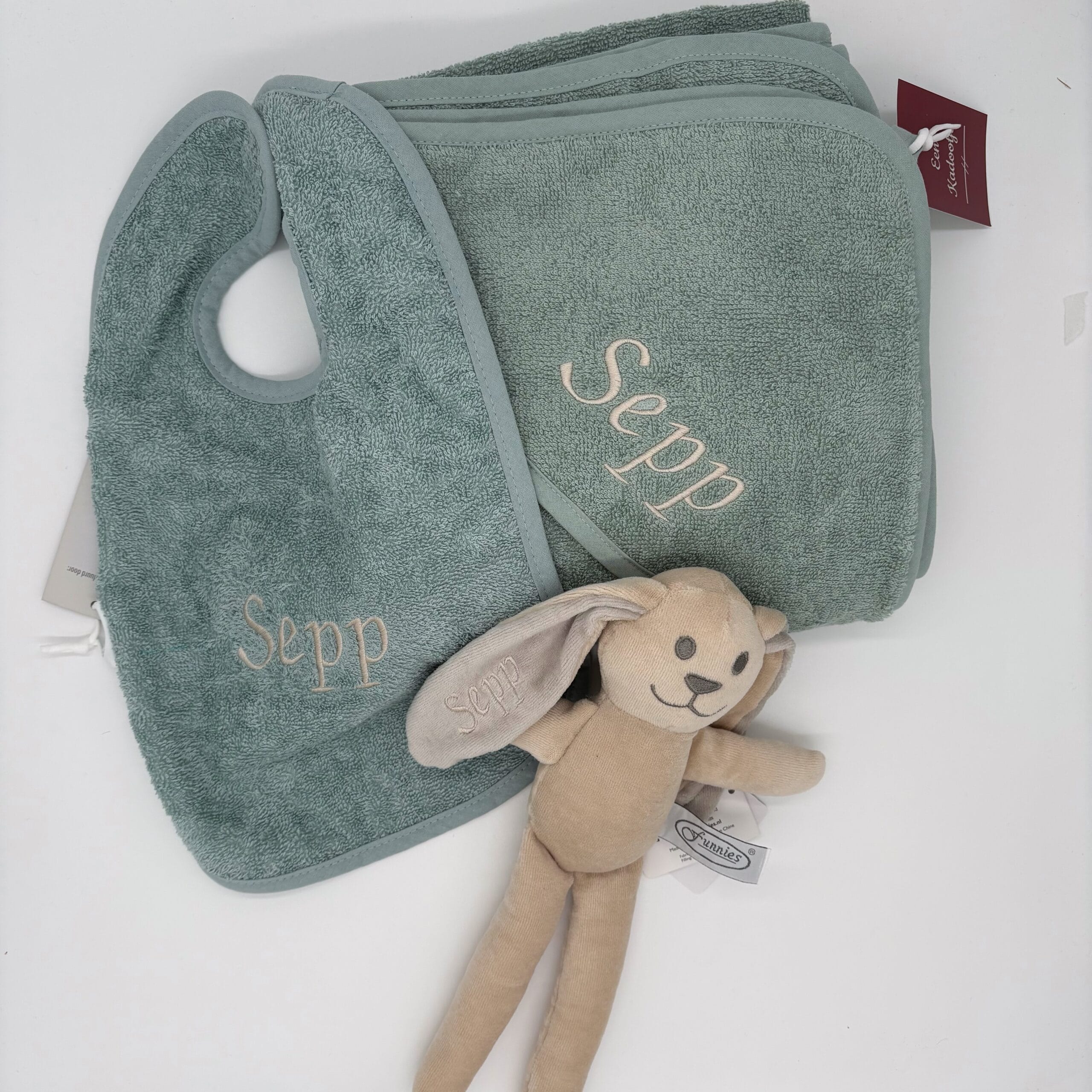 Knuffel met geborduurde naam in samengesteld kraampakket.