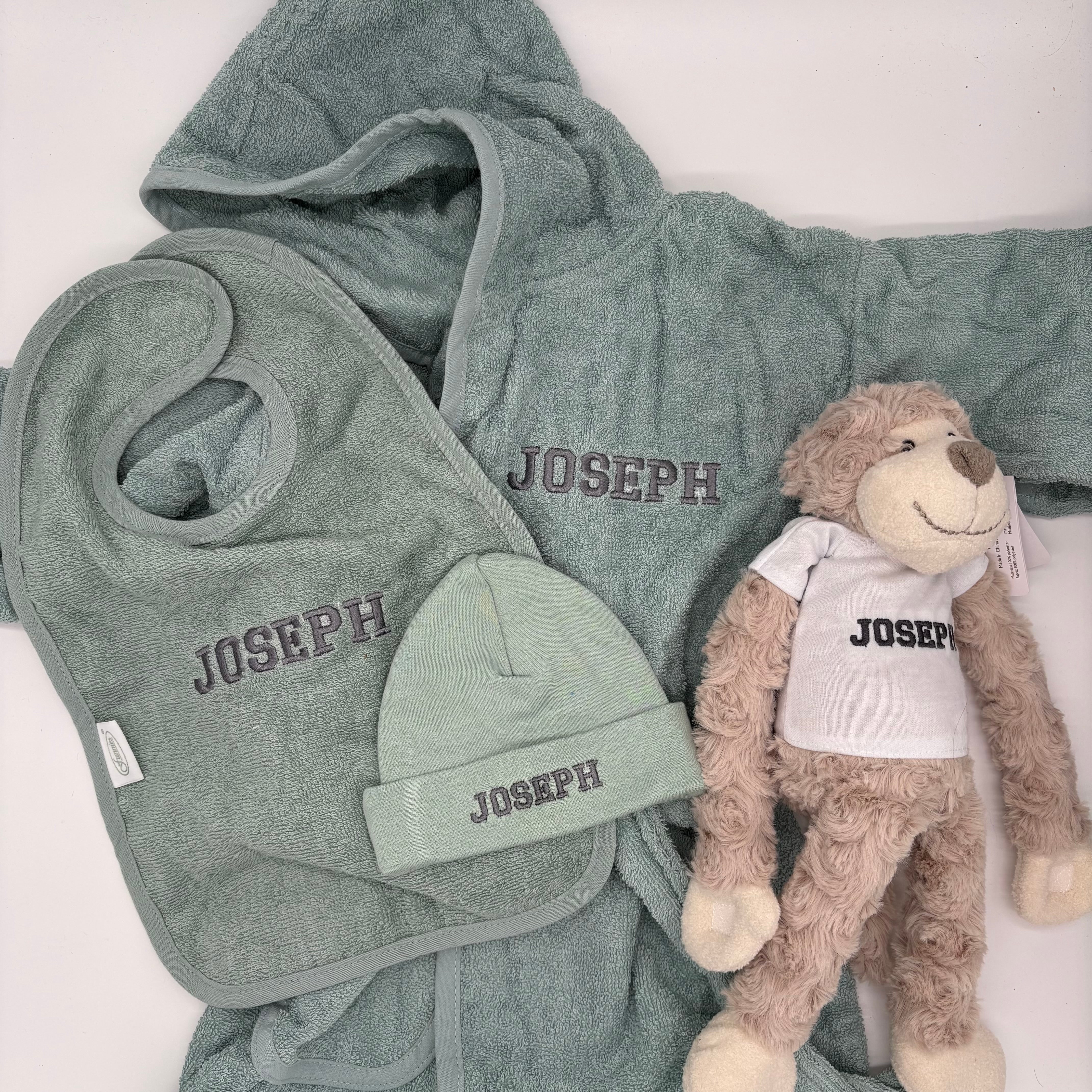Baby kraampakket met badjas, slab, muts en aapje met naam
