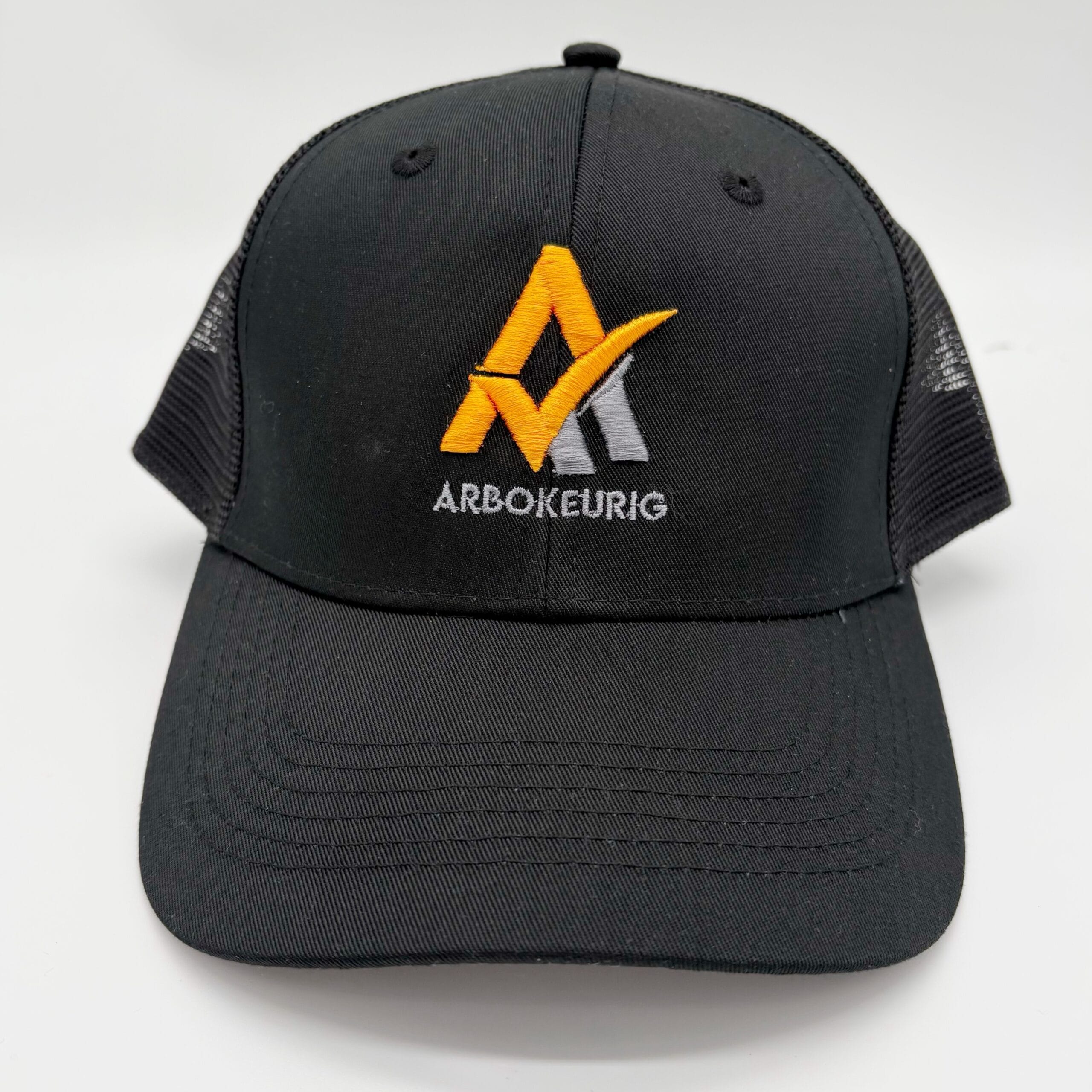 pet met logo geborduurd. 