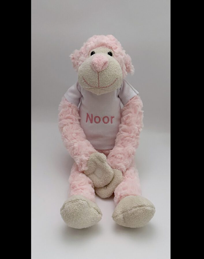 slingeraapje roze met naam op t-shirt