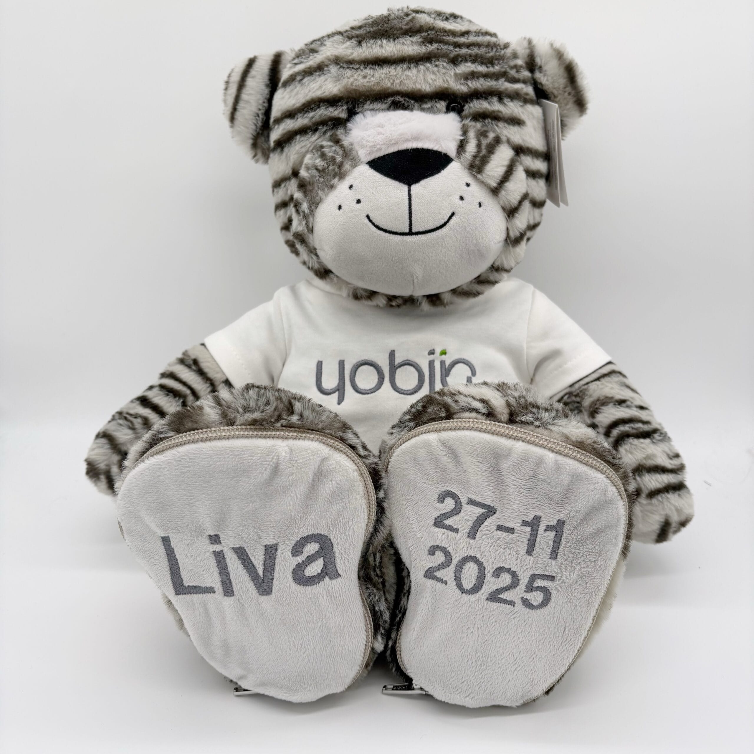 knuffel met logo als kraamcadeau aan medewerker. met naam en geboortedatum op voetjes