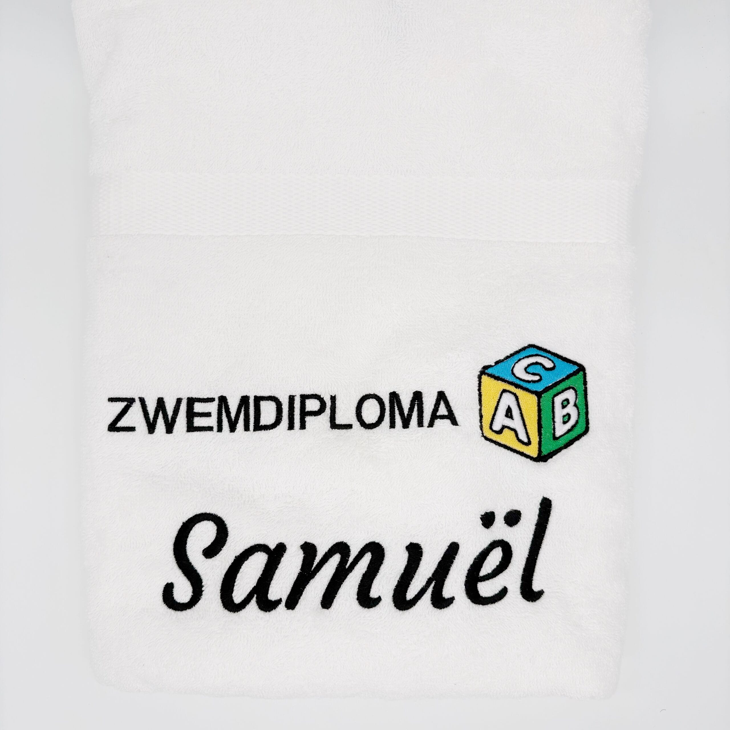 Handdoek met naam als cadeau voor zwemdiploma, persoonlijk geborduurd